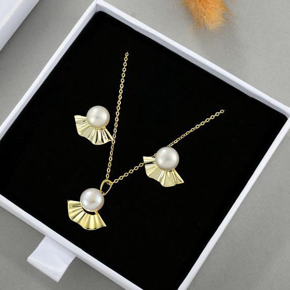 Aurélia Pearl Fan Necklace — Gold Vermeil on Sterling Silver